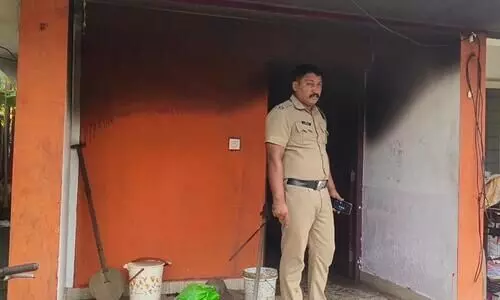 വീടിന് തീയിട്ട് ഗൃഹനാഥൻ, അയൽക്കാരെത്തി തീ അണക്കവെ മരത്തിൽ തൂങ്ങി മരിച്ചു; മകന് പൊള്ളലേറ്റു