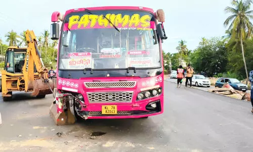ബസുകളുടെ മത്സരയോട്ടം; ദേ​ശീ​യ​പാ​ത​യി​ൽ സ്വ​കാ​ര്യ ബ​സ് നി​യ​ന്ത്ര​ണം വി​ട്ട് അ​പ​ക​ടം