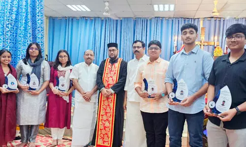 വി​ദ്യാ​ർ​ഥി​ക​ൾ​ക്ക് യാ​ത്ര​യ​യ​പ്പ്