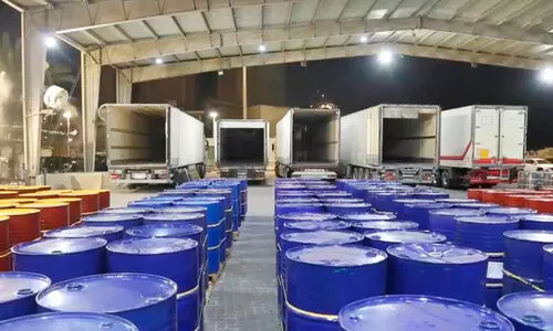 പെ​ട്രോ​ളി​യം ഉ​ൽ​പ​ന്ന​ങ്ങ​ൾ ക​ട​ത്താ​ൻ ശ്ര​മം; അ​ഞ്ച് ക​ണ്ടെ​യ്‌​ന​റു​ക​ൾ പി​ടി​ച്ചെ​ടു​ത്തു