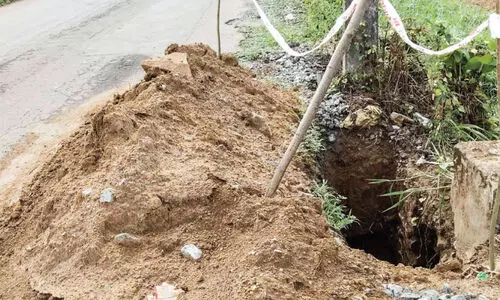 കുഴിയിൽ വീഴ്ത്തി വൈദ്യുതി വകുപ്പ്