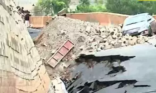 മലപ്പുറത്ത് ആറുവരിപ്പാതയുടെ ഭാഗം ഇടിഞ്ഞു സർവീസ് റോഡിലേക്ക് വീണു; ഒഴിവായത് വൻ ദുരന്തം