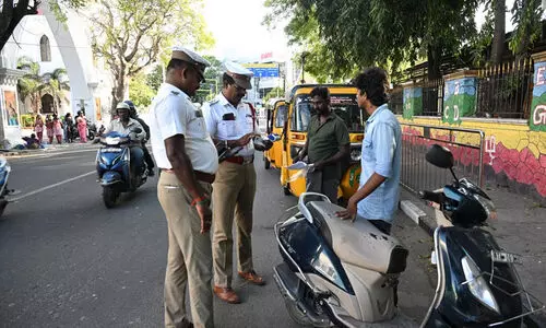 അടിസ്ഥാനപരമായ സുരക്ഷാ മാനദണ്ഡങ്ങൾക്ക് പോലും അവഗണന; റോഡ് നിയമങ്ങളിൽ ഇന്ത്യൻ ഡ്രൈവർമാരുടെ നിസംഗത; രാജ്യത്ത് ഗതാഗത നിയമലംഘനത്തിന് ഈടാക്കിയത് 12,000 കോടി രൂപ പിഴ