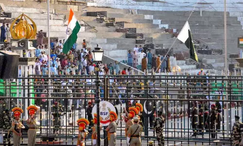 ഗേറ്റുകൾ തുറക്കില്ല, പരസ്പരം ഹസ്തദാനവുമില്ല; അട്ടാരി-വാഗ അതിർത്തിയിൽ ബീറ്റിങ് റീട്രീറ്റ് ചടങ്ങുകൾ പുനരാരംഭിക്കും