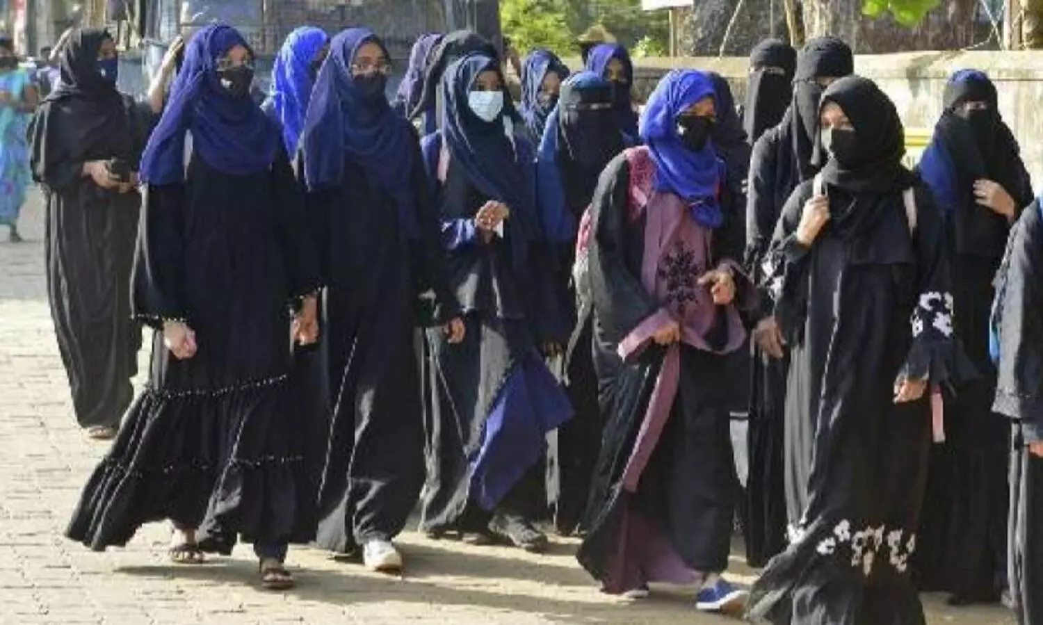 മുസ്ലിം വിദ്യാർഥിനികൾക്ക് പ്രവേശനം നിഷേധിച്ച് സ്കൂൾ; മൂന്ന് പേർക്കെതിരെ കേസ്