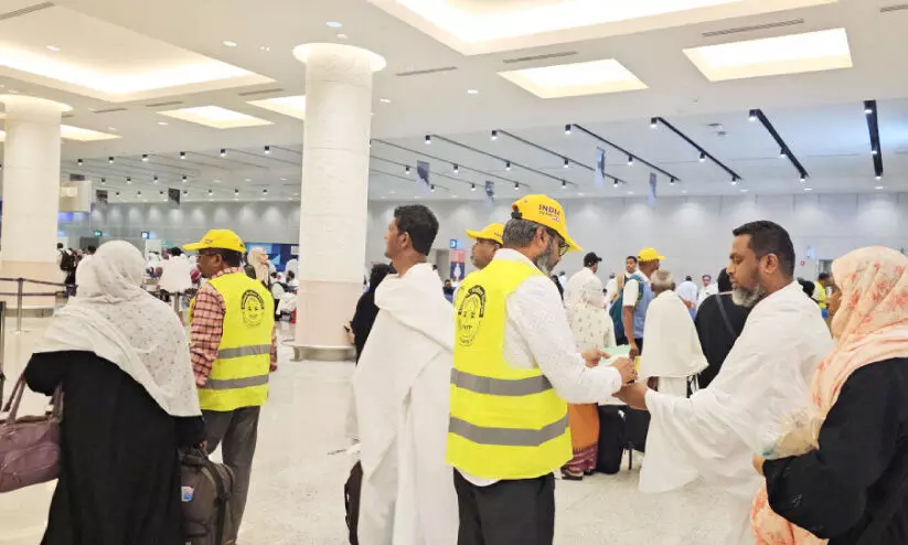 ചെ​ന്നൈ​യി​ൽ​നി​ന്നു​ള്ള ആ​ദ്യ ഹ​ജ്ജ് തീ​ർ​ഥാ​ട​ക​രെ സ്വീ​ക​രി​ച്ച് ഇ​ന്ത്യ​ൻ​സ് വെ​ൽ​ഫെ​യ​ർ ഫോ​റം