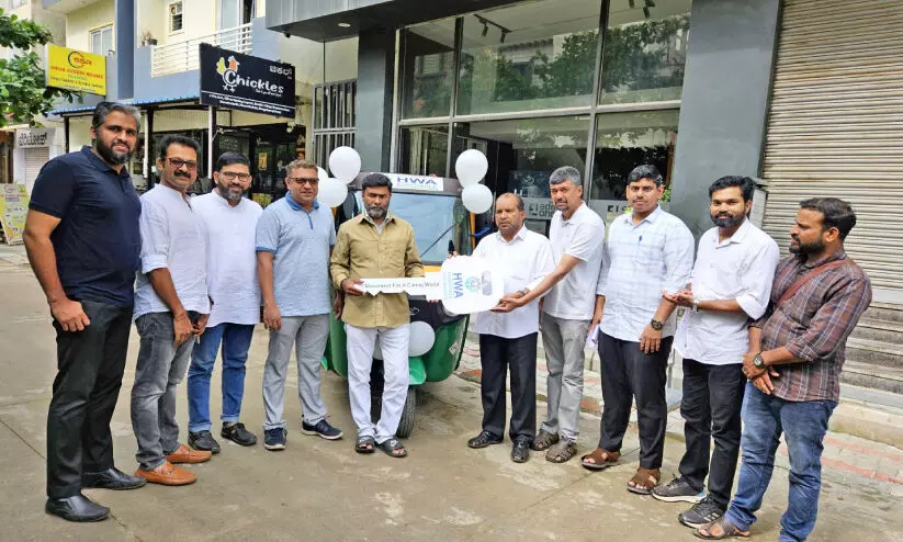 നി​ർ​ധ​ന കു​ടും​ബ​ത്തി​ന് എ​ച്ച്.​ഡ​ബ്ല്യു.​എ ഓ​ട്ടോ കൈ​മാ​റി