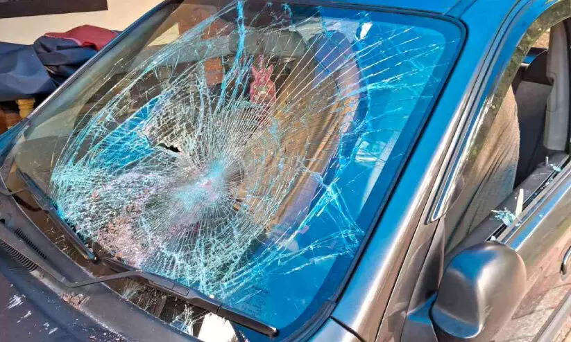 വയോധികക്ക് മർദനം; പ്രതി താമസിക്കുന്ന വീടിനും കാറിനും നേരെ ആക്രമണം