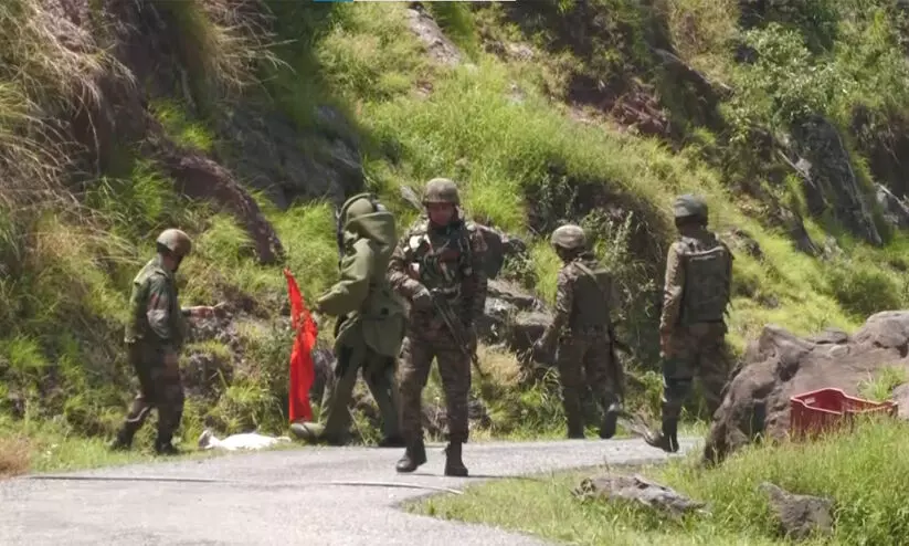 അതിർത്തി ഗ്രാമത്തിൽ പാകിസ്താൻറെ ലൈവ് ഷെല്ല് നിർവീര്യമാക്കി ഇന്ത്യൻ ആർമിയുടെ ബോംബ് സ്ക്വാഡ്; ഒഴിവായത് വൻ അപകടം അതിർത്തി ഗ്രാമത്തിൽ പാകിസ്താൻറെ ലൈവ് ഷെല്ല് നിർവീര്യമാക്കി ഇന്ത്യൻ ആർമിയുടെ ബോംബ് സ്ക്വാഡ്; ഒഴിവായത് വൻ അപകടം