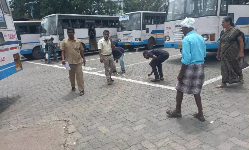 പുനലൂർ ബസ്​ സ്റ്റാൻഡ്; ഇനി ബസ്​ പിടിക്കാൻ നെട്ടോട്ടം വേണ്ട; ‘ബസ്​ ബേ’ മാർക്ക് ചെയ്തു