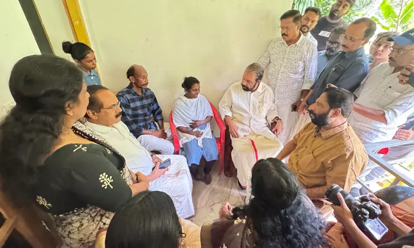 ബിന്ദുവിനൊപ്പം; മോഷണക്കുറ്റമാരോപിച്ച് പൊലീസ് കസ്റ്റഡിയിൽ തടഞ്ഞുവെച്ച ദലിത് യുവതിയെ സന്ദർശിച്ച് മന്ത്രി ശിവൻകുട്ടി ബിന്ദുവിനൊപ്പം; മോഷണക്കുറ്റമാരോപിച്ച് പൊലീസ് കസ്റ്റഡിയിൽ തടഞ്ഞുവെച്ച ദലിത് യുവതിയെ സന്ദർശിച്ച് മന്ത്രി ശിവൻകുട്ടി