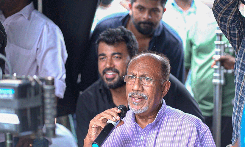 അന്ന് സ്ഫടികത്തിന്റെ ചിത്രീകരണം കണ്ട് ആവേശത്തോടെ കൈയടിച്ച കൊച്ചുപയ്യൻ, ഇന്ന് തന്റെ സിനിമയുടെ ഒരു ഷോട്ട് ഭദ്രനായി മാറ്റി വെച്ചപ്പോൾ... അന്ന് സ്ഫടികത്തിന്റെ ചിത്രീകരണം കണ്ട് ആവേശത്തോടെ കൈയടിച്ച കൊച്ചുപയ്യൻ, ഇന്ന് തന്റെ സിനിമയുടെ ഒരു ഷോട്ട് ഭദ്രനായി മാറ്റി വെച്ചപ്പോൾ...