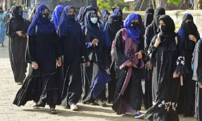 മുസ്ലിം വിദ്യാർഥിനികൾക്ക് പ്രവേശനം നിഷേധിച്ച് സ്കൂൾ; മൂന്ന് പേർക്കെതിരെ കേസ്