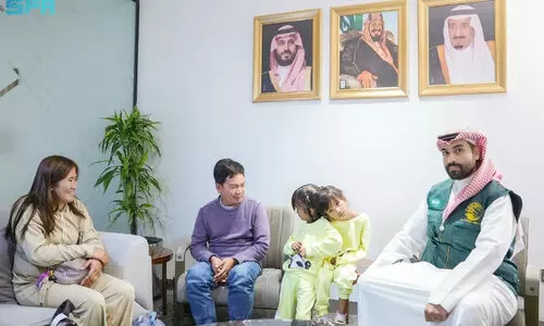 ഫി​ലി​പ്പീനോ സ​യാ​മീ​സ് ഇ​ര​ട്ട​ക​ളാ​യ ക്ലി​യ​യും മൗ​റീ​സും റി​യാ​ദി​ലെ​ത്തി