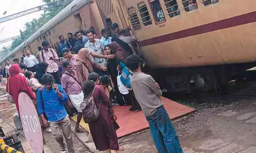 യാ​ത്ര​ക്കാ​രു​ടെ ശ്ര​ദ്ധ​ക്ക്; അ​പ​ക​ട​ക്കെ​ണി​യു​മാ​യി കോ​ട്ടി​ക്കു​ളം റെ​യി​ൽ​വേ സ്റ്റേ​ഷ​ൻ