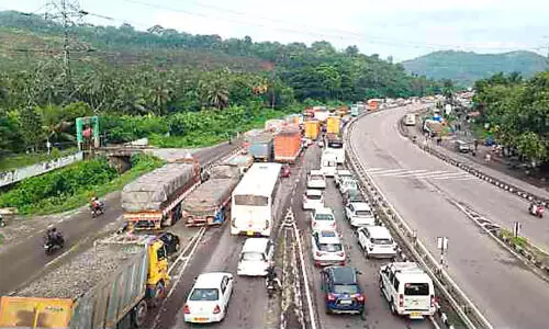 ദേ​ശീ​യ​പാ​ത​യി​ൽ ക​ല്ലി​ടു​ക്ക് മു​ത​ൽ കു​തി​രാ​ൻ വ​രെ വ​ൻ ഗ​താ​ഗ​തക്കുരു​ക്ക്