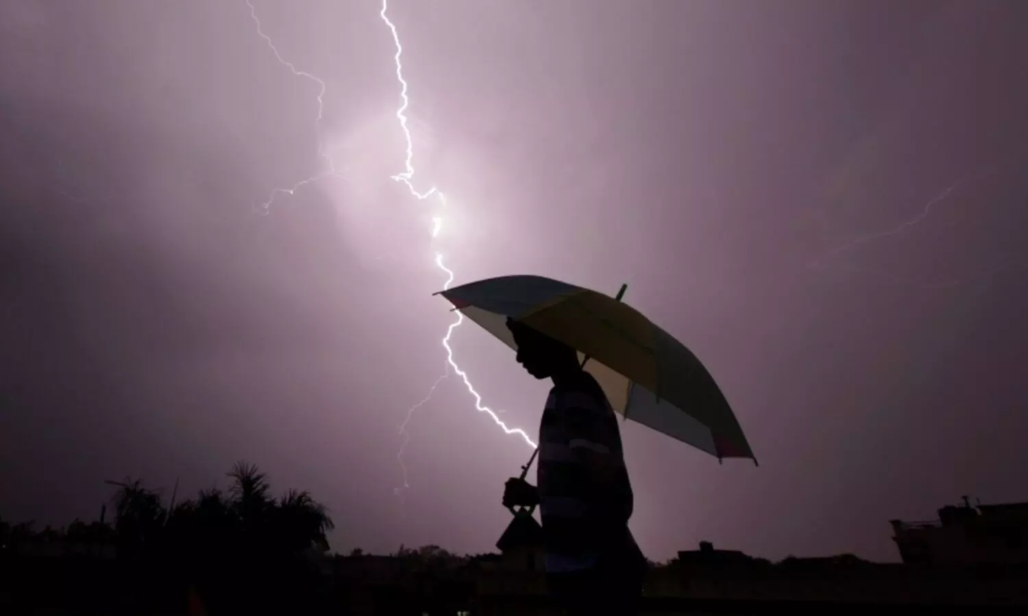 മഴ ശക്തമാകും; ഇടിമിന്നൽ ജാഗ്രതാ നിർദേശം പുറപ്പെടുവിച്ച് കാലാവസ്ഥാ വകുപ്പ്