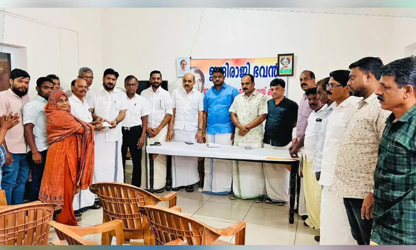 മ​ല​പ്പു​റം ജി​ല്ല ഒ.​ഐ.​സി.​സി ധ​ന​സ​ഹാ​യം ന​ൽ​കി