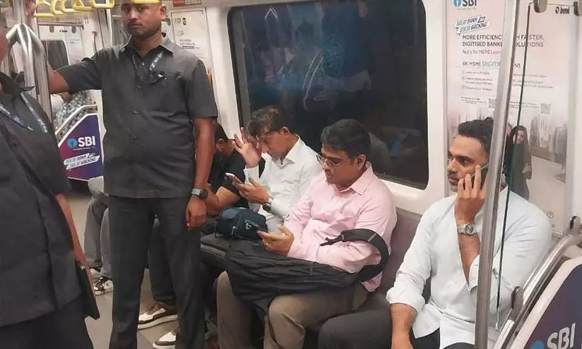 ട്രാഫിക് ബ്ലോക്കിൽ കുടുങ്ങി; മുംബൈ മെട്രോയിൽ സഞ്ചരിച്ച് മഹാരാഷ്ട്ര മന്ത്രി