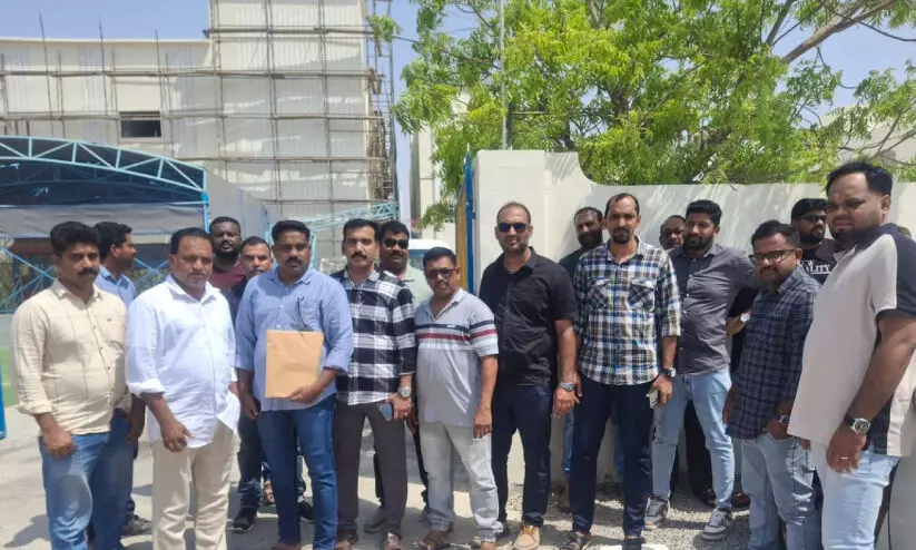 ഫീ​സ് വ​ർ​ധ​ന പി​ൻ​വ​ലി​ക്കു​മെ​ന്ന വാ​ക്ക് പാ​ലി​ച്ചി​ല്ല; ഇ​ന്ത്യ​ൻ സ്കൂ​ൾ സൂ​റി​ൽ വീ​ണ്ടും പ​രാ​തി​യു​മാ​യി ര​ക്ഷി​താ​ക്ക​ൾ