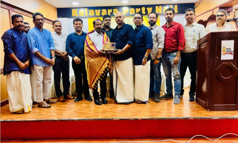 കെ.​പി.​എ സ്ഥാ​പ​കാം​ഗം കി​ഷോ​ർ കു​മാ​റി​ന് യാ​ത്ര​യ​യ​പ്പ് ന​ൽ​കി