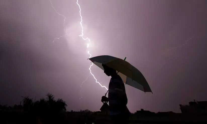 മഴ ശക്തമാകും; ഇടിമിന്നൽ ജാഗ്രതാ നിർദേശം പുറപ്പെടുവിച്ച് കാലാവസ്ഥാ വകുപ്പ്