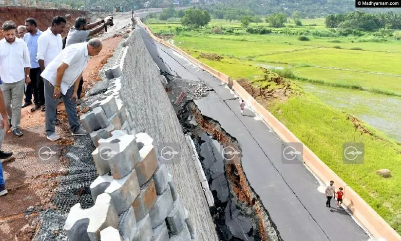 ഇവിടെ ഇടിഞ്ഞു, അവിടെ തകർന്നു... ചെറിയൊരു മഴയിൽ തന്നെ ദേശീയപാത അപകടത്തിൽ; പഠിച്ചിട്ട് പറയാമെന്ന്  വിദഗ്‌ധ സംഘം