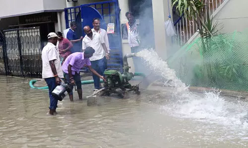 മഴക്കെടുതിയിൽ ബം​ഗ​ളൂ​രു നഗരം; ഏ​ഴു ജി​ല്ല​ക​ളി​ൽ ക​ന​ത്ത ജാ​ഗ്ര​ത നി​ർ​ദേ​ശം