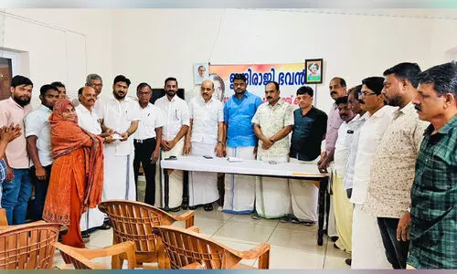 മ​ല​പ്പു​റം ജി​ല്ല ഒ.​ഐ.​സി.​സി ധ​ന​സ​ഹാ​യം ന​ൽ​കി