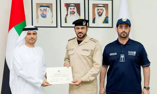 തീ​പി​ടി​ത്ത​ത്തി​ൽ ര​ക്ഷാ​പ്ര​വ​ർ​ത്ത​നം ന​ട​ത്തി​യ​യാ​ൾ​ക്ക്​​ ആ​ദ​രം