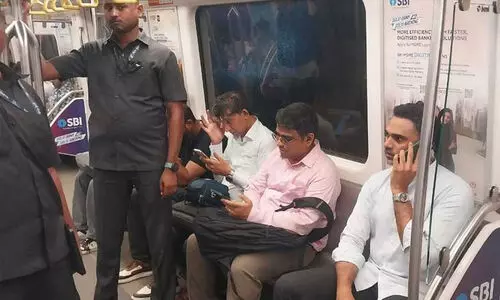 ട്രാഫിക് ബ്ലോക്കിൽ കുടുങ്ങി; മുംബൈ മെട്രോയിൽ സഞ്ചരിച്ച് മഹാരാഷ്ട്ര മന്ത്രി