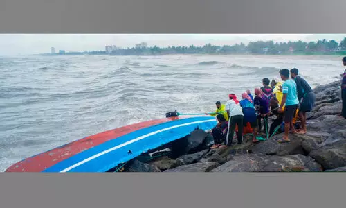 ക​ട​ൽ പ്ര​ക്ഷു​ബ്ധം: ആ​റ് വ​ഞ്ചി​ക​ളും തൊ​ഴി​ലാ​ളി​ക​ളെ​യും ര​ക്ഷ​പ്പെ​ടു​ത്തി