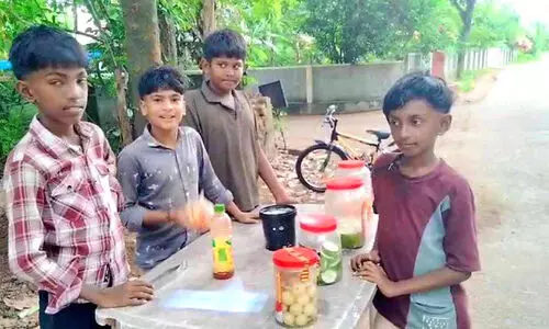 കൂ​ട്ടു​കാ​ർ​ക്ക് ബു​ക്കും ബാ​ഗും വാ​ങ്ങണം; കു​ട്ടി​ക്ക​ച്ച​വ​ട​ത്തി​നി​റ​ങ്ങി അ​ഞ്ചം​ഗ​സം​ഘം