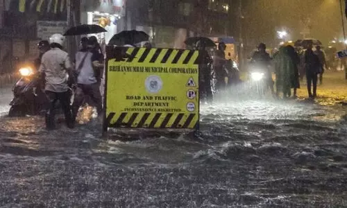 കനത്ത മഴയിൽ നിശ്ചലമായി മുംബൈ: ഗതാഗതകുരുക്ക് രൂക്ഷം