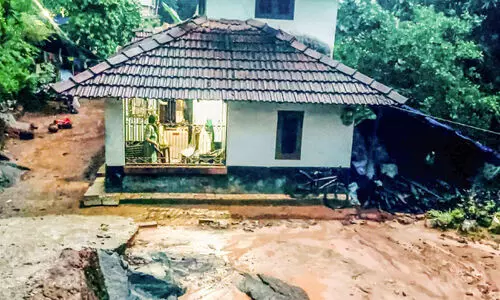 വ​ട്ട​പ്പാ​റ​യി​ൽ ആ​റു​വ​രി​പ്പാ​ത വികസനം; ഡ്രൈ​നേ​ജ് വെ​ള്ളവും ചളിയും വീ​ടു​ക​ളി​ൽ