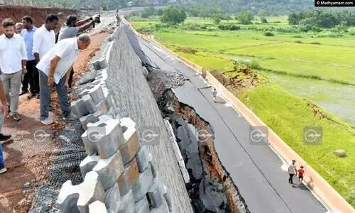 ഇവിടെ ഇടിഞ്ഞു, അവിടെ തകർന്നു... ചെറിയൊരു മഴയിൽ തന്നെ ദേശീയപാത അപകടത്തിൽ; പഠിച്ചിട്ട് പറയാമെന്ന്  വിദഗ്‌ധ സംഘം