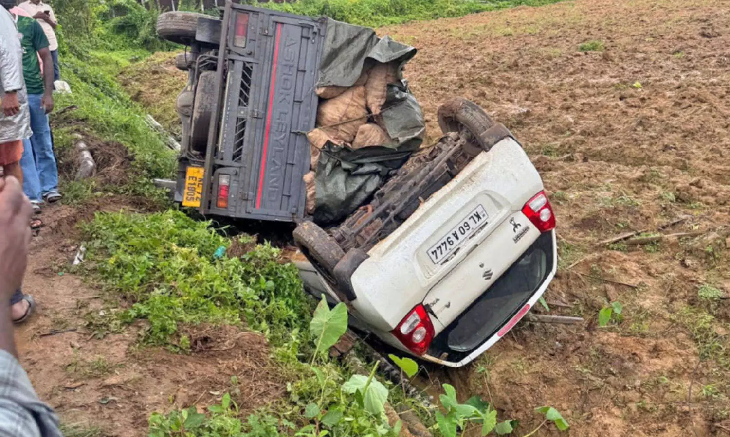 അ​പ​ക​ട​മേ​ഖ​ല​യാ​യി ത​രു​വ​ണ ന​ട​ക്ക​ൽ വ​ള​വ്