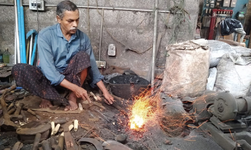 ചിരട്ടക്ക് തീവില, കൊല്ലപ്പണി പ്രതിസന്ധിയിൽ; രണ്ട് മാസം മുമ്പ് 13 രൂപ, ഇന്ന് 31