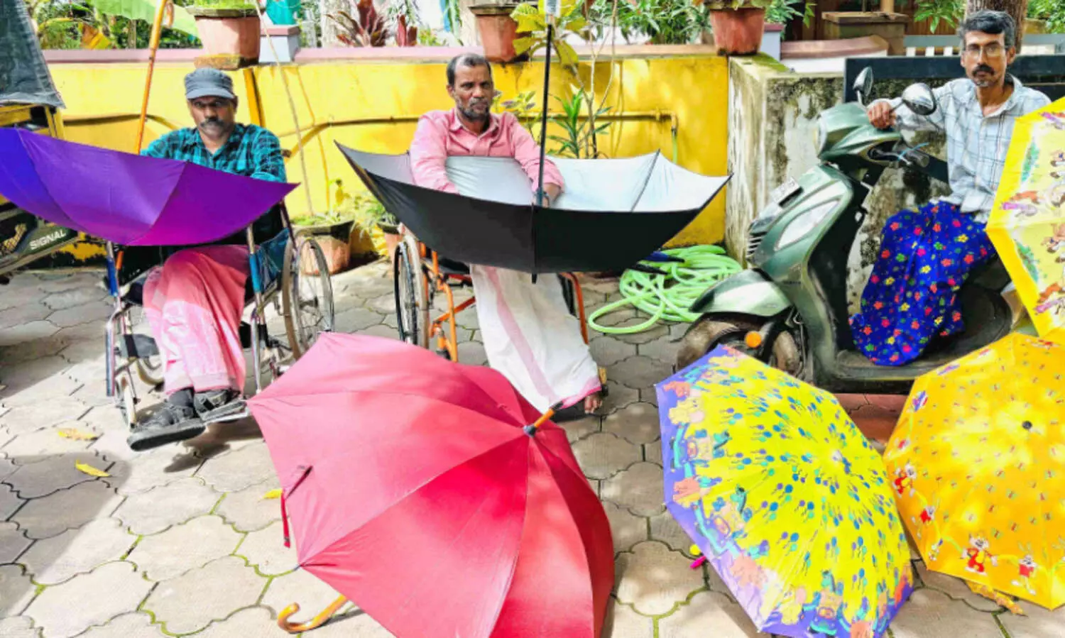 ജീവിതം തളിർക്കുന്നു ഈ കുടക്കീഴിൽ;  കുട നിർമാണവും പേപ്പർ പേന നിർമാണവുമെല്ലാമായി ഒരു പറ്റം ഭിന്നശേഷിക്കാർ