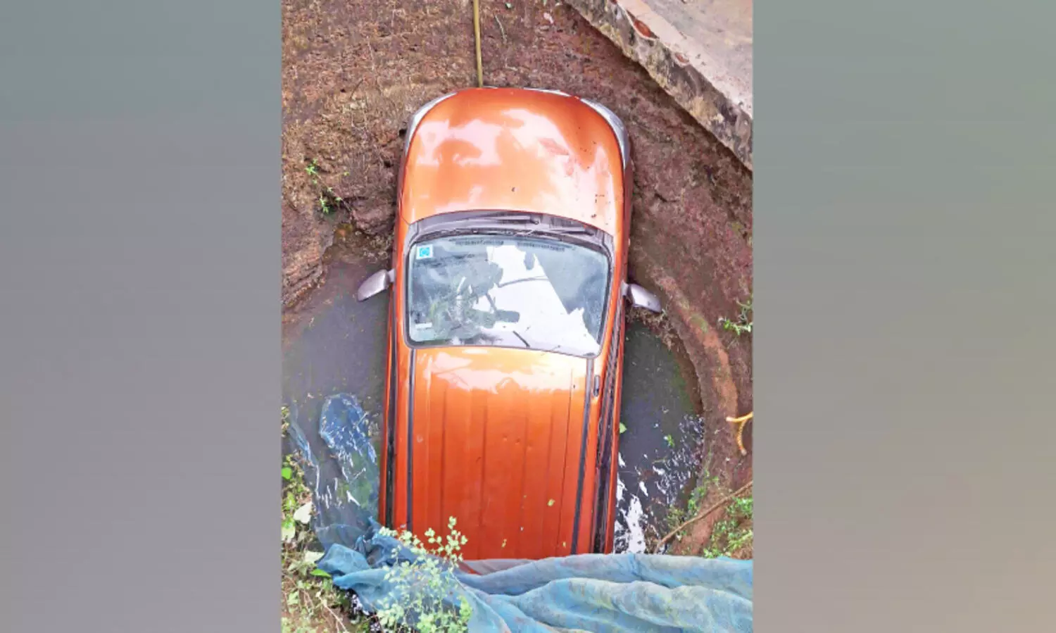 പിന്നോ​ട്ടെടുക്കുന്നതിനിടെ കാർ കിണറ്റിൽ വീണു; വീട്ടമ്മ അത്ഭുതകരമായി രക്ഷപെട്ടു