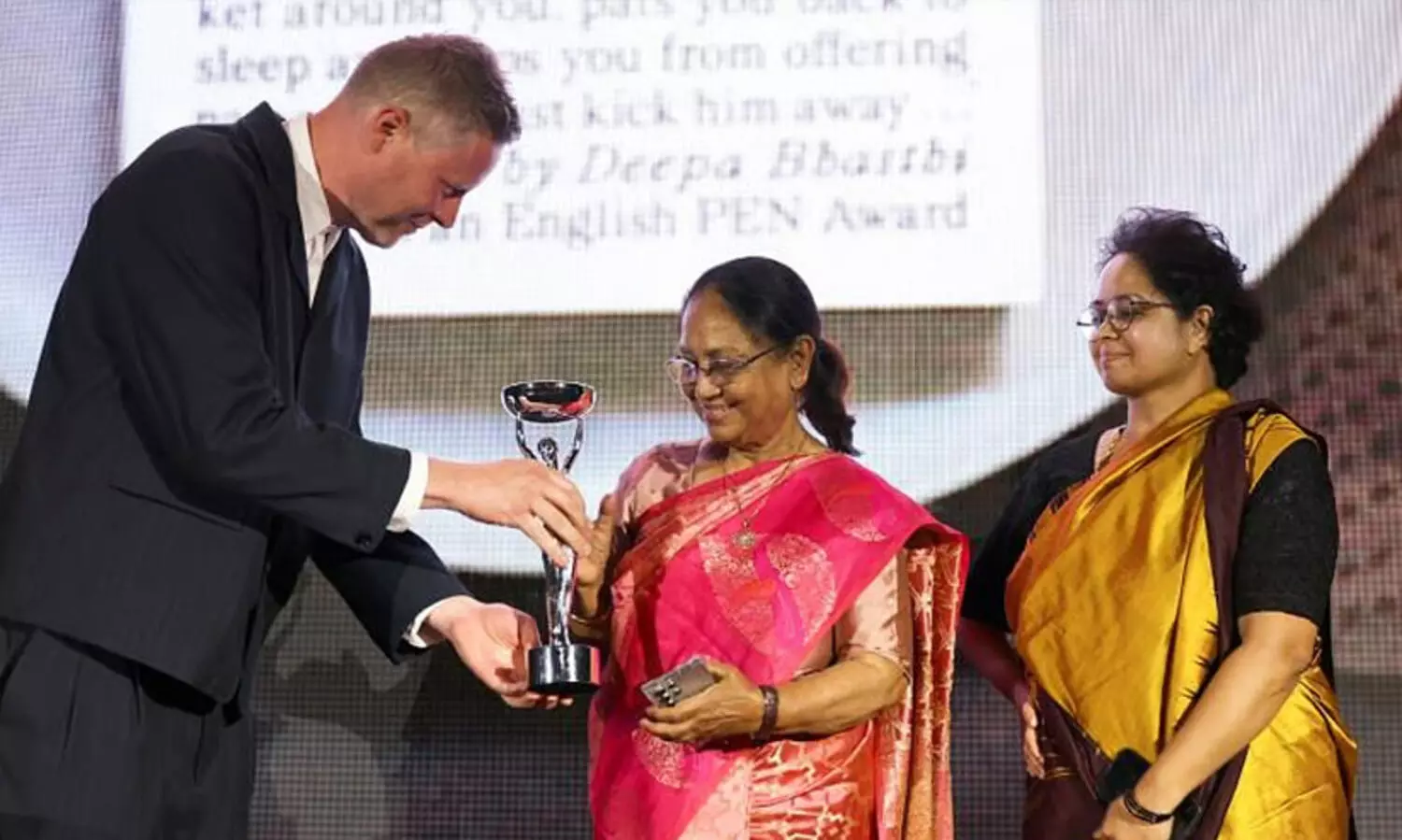 ബുക്കർ പുരസ്കാര ചടങ്ങിൽ ധരിക്കേണ്ട സിൽക്ക് സാരി കാണാതായി; മക്കൾ ലണ്ടനിൽനിന്ന് സംഘടിപ്പിച്ചു നൽകിയ മറ്റൊരു സാരിയിൽ ബാനു മുഷ്താഖ് പുരസ്കാരം സ്വീകരിച്ചു