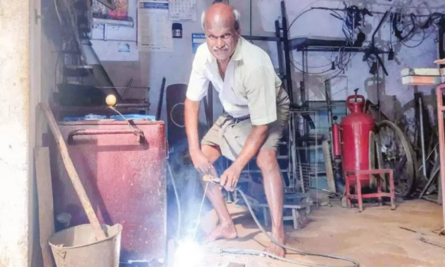 ത​ള​രാ​തെ ജീ​വി​തം വി​ള​ക്കി​ച്ചേ​ർ​ത്ത വേ​ണു​ഗോ​പാ​ൽ യാ​ത്ര​യാ​യി