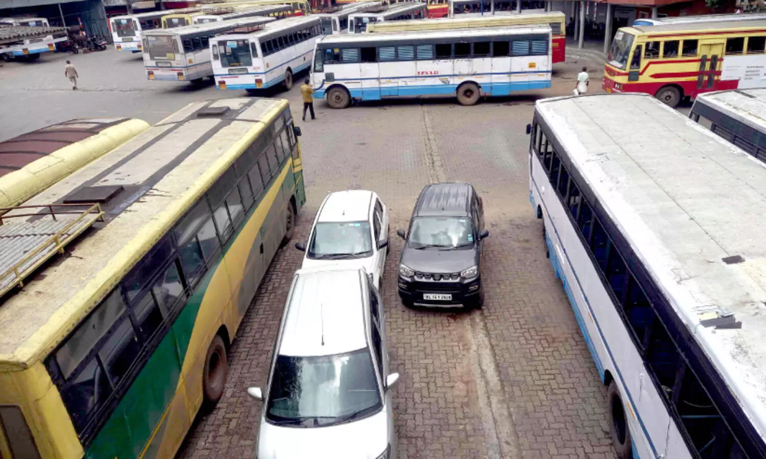 ജീവനക്കാരുടെ കുറവ്​; പുനലൂർ ബസ് ഡിപ്പോയിലെ   സർവിസുകൾ താളംതെറ്റുന്നു; നി​ല​വി​ൽ 26 ഡ്രൈ​വ​ർ​മാ​രു​ടെ​യും ഏ​ഴ് ക​ണ്ട​ക്ട​ർ​മാ​രു​ടെ​യും ഒ​ഴി​വു​ണ്ട്