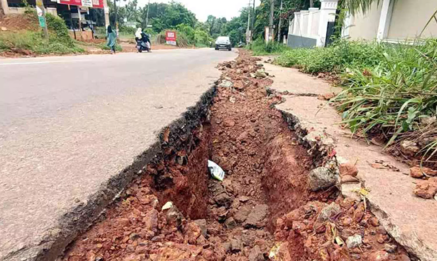 ജ​ൽ ജീ​വ​ൻ പ​ദ്ധ​തി​ക്ക് കീ​റി​യ റോ​ഡി​ൽ വ​ൻ കു​ഴി​ക​ൾ