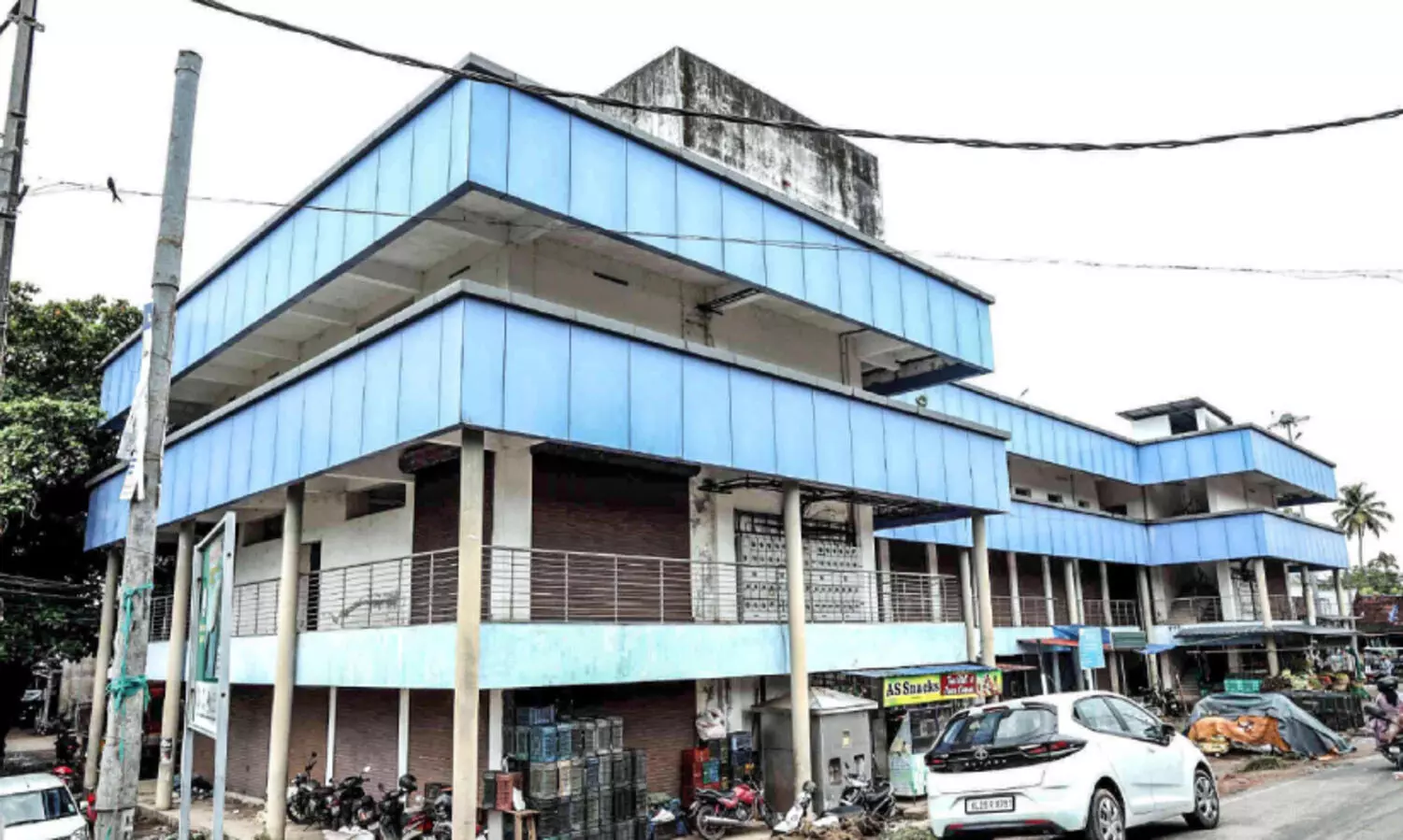 ആൽ കിളിർക്കുന്ന’ ഷോപ്പിങ്​ കോംപ്ലക്സ്; കെടുകാര്യസ്ഥതയുടെ നിത്യസ്മാരകം