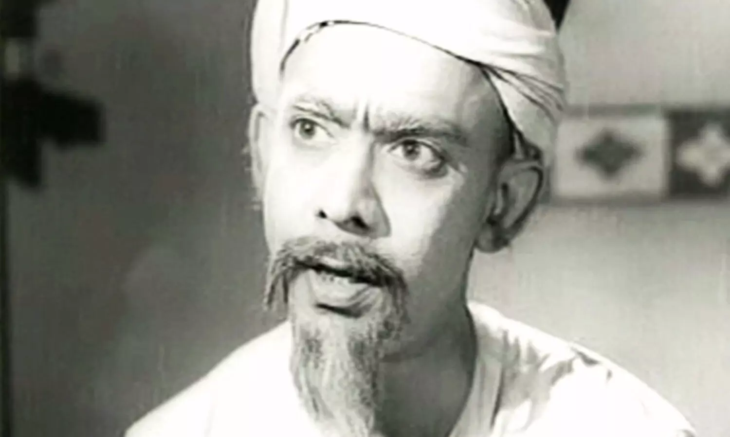 ക​ണ്ണീ​ർ​മ​ഴ​യ​ത്ത് ചി​രി​യു​ടെ കു​ട ചൂ​ടി ക​ട​ന്നു​പോ​യൊ​രാ​ൾ