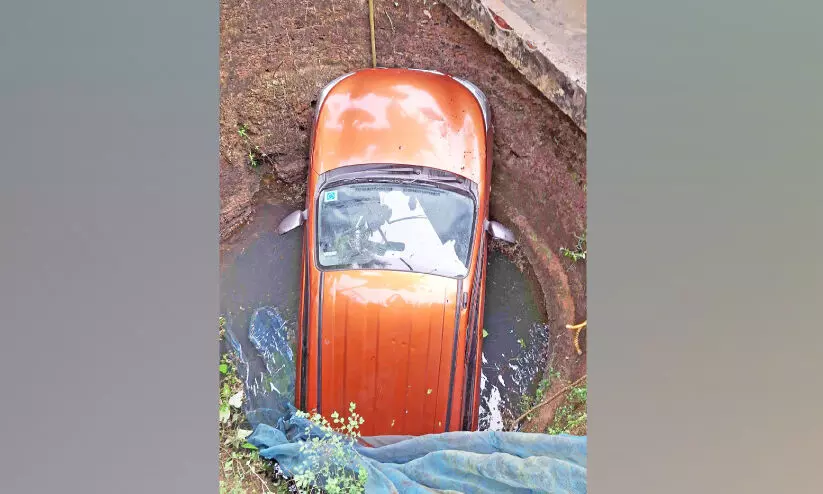 പിന്നോ​ട്ടെടുക്കുന്നതിനിടെ കാർ കിണറ്റിൽ വീണു; വീട്ടമ്മ അത്ഭുതകരമായി രക്ഷപെട്ടു