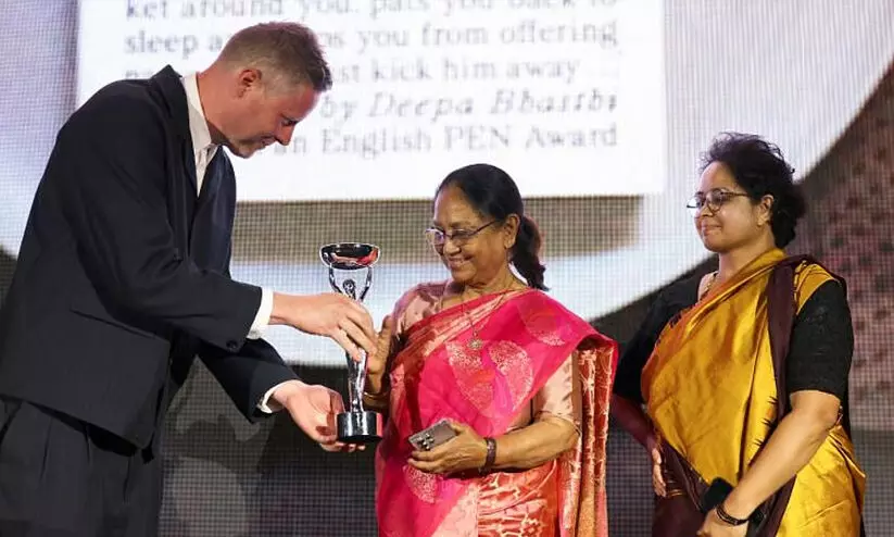 ബുക്കർ പുരസ്കാര ചടങ്ങിൽ ധരിക്കേണ്ട സിൽക്ക് സാരി കാണാതായി; മക്കൾ ലണ്ടനിൽനിന്ന് സംഘടിപ്പിച്ചു നൽകിയ മറ്റൊരു സാരിയിൽ ബാനു മുഷ്താഖ് പുരസ്കാരം സ്വീകരിച്ചു