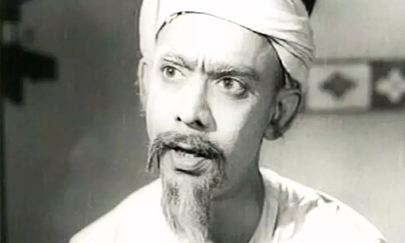 ക​ണ്ണീ​ർ​മ​ഴ​യ​ത്ത് ചി​രി​യു​ടെ കു​ട ചൂ​ടി ക​ട​ന്നു​പോ​യൊ​രാ​ൾ