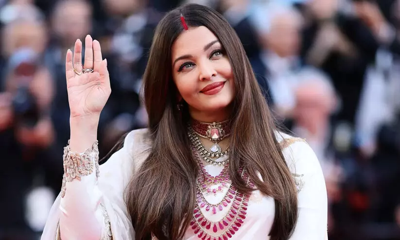 സിന്ദൂരമണിഞ്ഞ് കാനിലെത്തി ഐശ്വര്യ; ‘സിന്ദൂറി’നുള്ള ഐക്യദാർഢ്യമാണെന്നും അഭിഷേകുമായി പിരിഞ്ഞിട്ടില്ലെന്നും ഫാൻസ് സിന്ദൂരമണിഞ്ഞ് കാനിലെത്തി ഐശ്വര്യ; ‘സിന്ദൂറി’നുള്ള ഐക്യദാർഢ്യമാണെന്നും അഭിഷേകുമായി പിരിഞ്ഞിട്ടില്ലെന്നും ഫാൻസ്